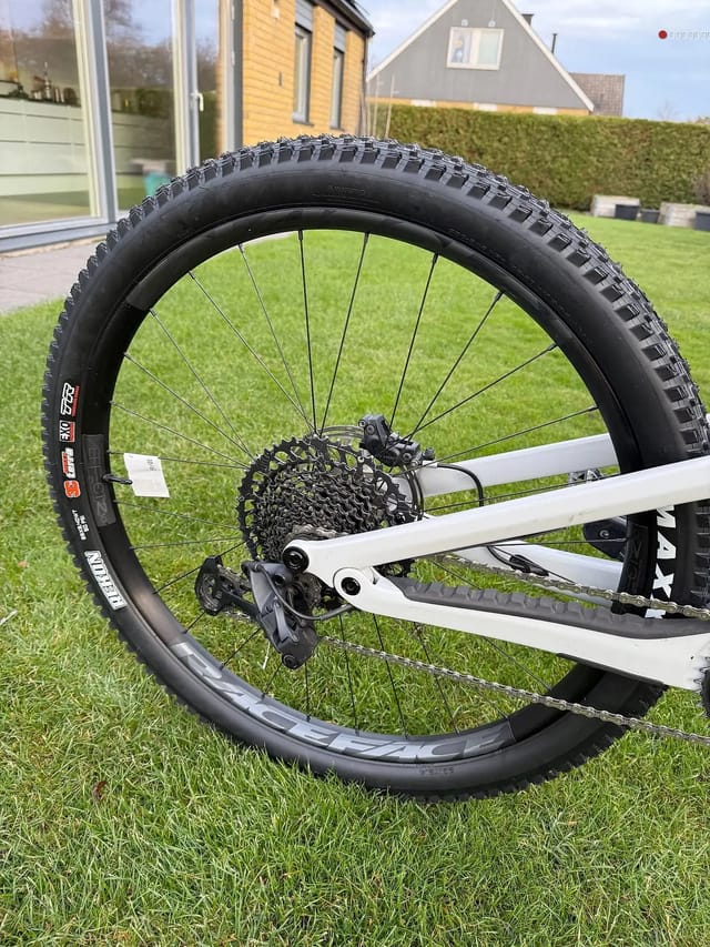 2024 Canyon Spectral 125 CF 7, photo 2 of 5